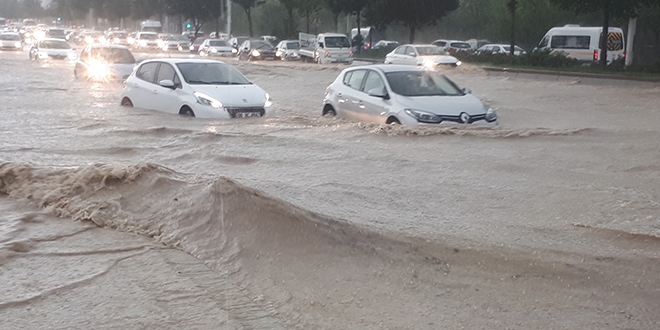 Başkent'in birçok ilçesini sel vurdu