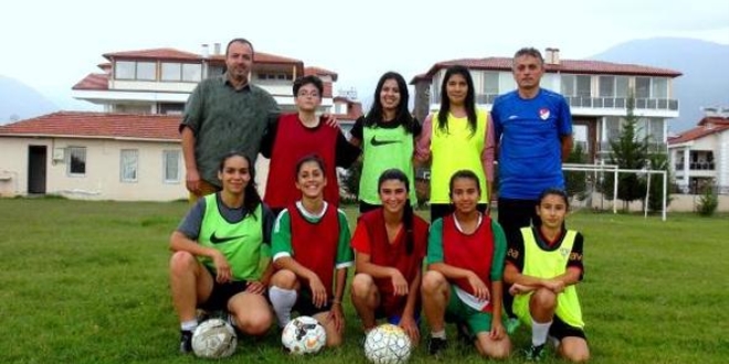 Öğretmen, erken evliliğe karşı kız futbol takımı kurdu