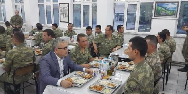 Vali Şimşek, askerlerle iftar açtı