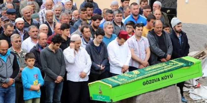 Zıpkınla avlanırken ölen dalgıç, toprağa verildi