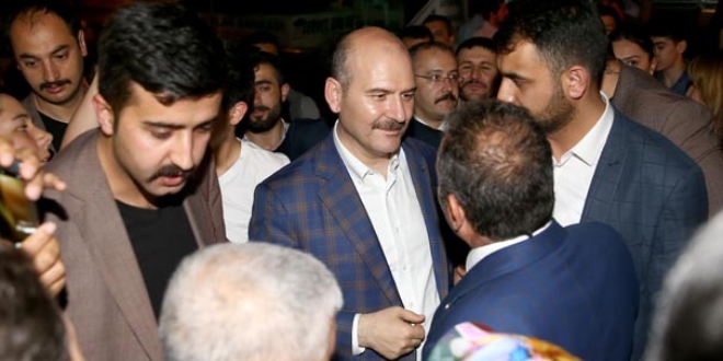 Bakan Soylu ilk kez oy kullanacak gençlerle bir araya geldi