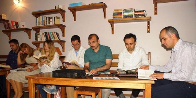 Bu ilçede her gün aynı saatte kitap okunuyor