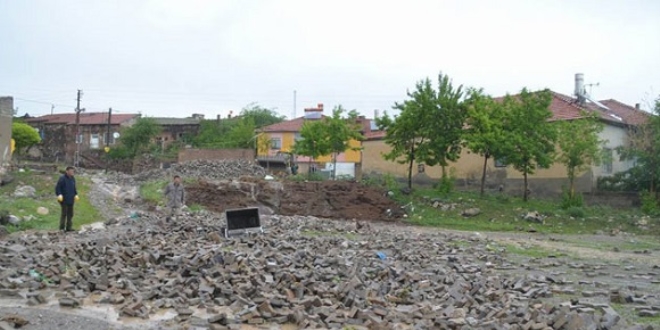 Sel, parke taşlarını yerinden söktü
