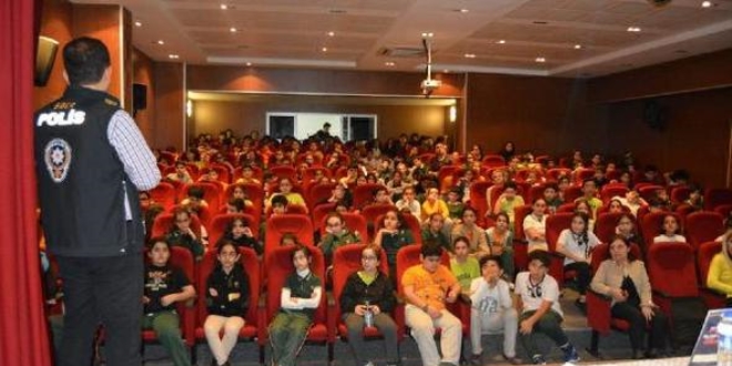 Mersin polisi, öğrencilere güvenli interneti anlattı