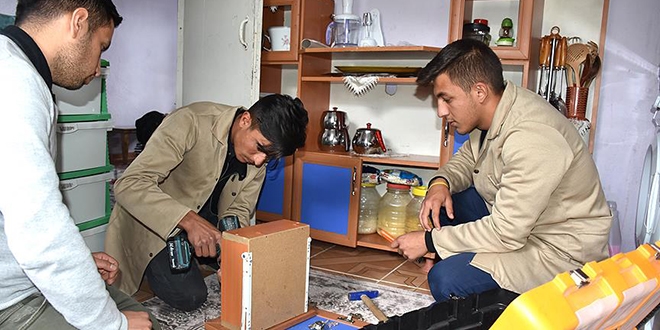 Ailelere yardım ederken mesleklerini de geliştiriyorlar