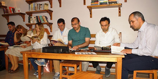 Bu ilçede her gün aynı saatte kitap okunuyor