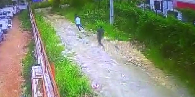 Kahraman polis, hırsızı üzerine atlayıp yakaladı