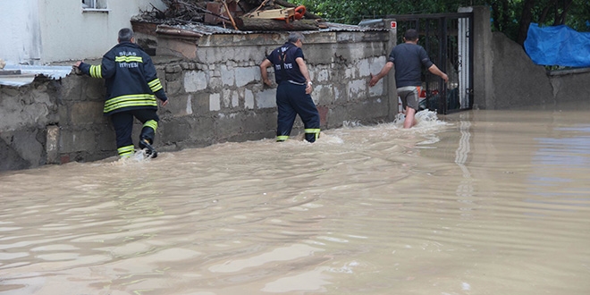 Sivas'ta sağanak yağış hayatı felç etti