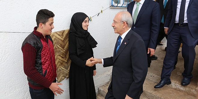 Kılıçdaroğlu'ndan burs verdiği öğrenciye ziyaret