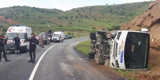 Polisleri tayan otobs devrildi: 11 yaral