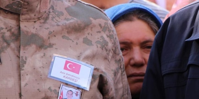 Annenin şehit oğlunun tabutuna bakışı yürekleri yaktı