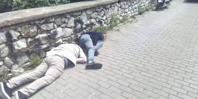 Uyuşturucu madde kullanan gençleri vatandaşlar, su dolu kovayla ayılttı