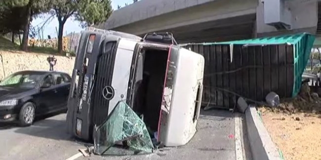 İstanbul'da TIR alt geçide çarptı, trafik felç oldu