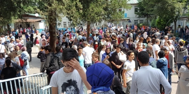 LGS için çocuklar içeride, aileler dışarıda ter döktü