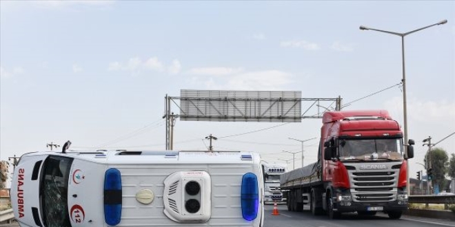 Gaziantep'te ambulans ile otomobil çarpıştı: 4 yaralı