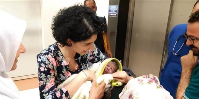 Hastaneye yetişemeyen kadın yolda doğum yaptı