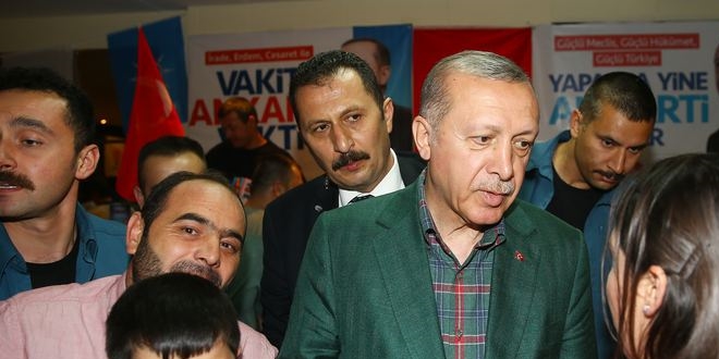 Cumhurbakan Erdoan'dan seim brosuna srpriz ziyaret