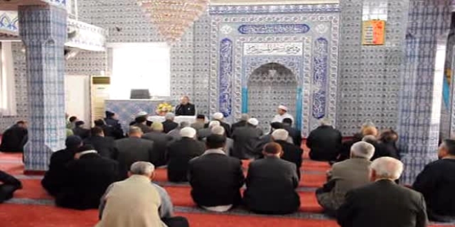 Bu camiye kirli çorapla girilmiyor