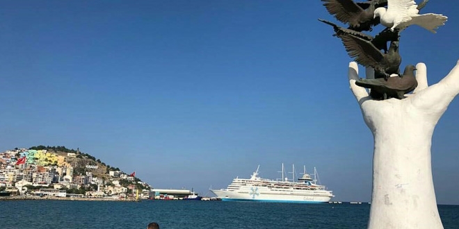 Kuşadasına tatile giden, oraya yerleşiyor