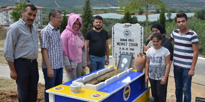 Eşinin mezarını Fenerbahçe'nin renklerine boyattı