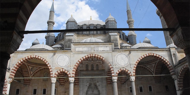 Tarihi camilerdeki 'kuş konmazlar' kaldırıldı