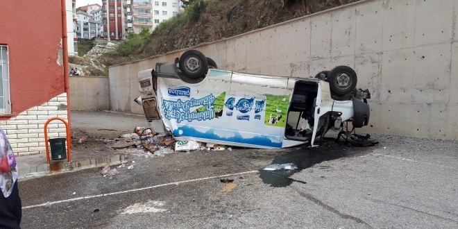 Ankara'da minibüs okul bahçesine düştü