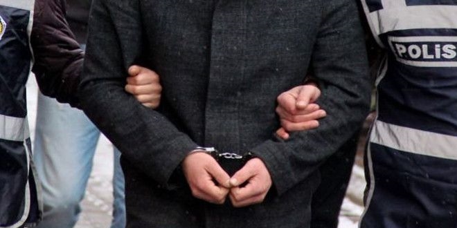 Antalya'da FETÖ şüphelisi, örgüte ait yayınları yakmaya çalışırken yakalandı