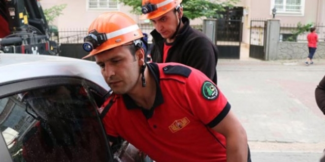 Arabada mahsur kalan torununu kurtaran itfaiyeye 'neden camı kırdın' tepkisi