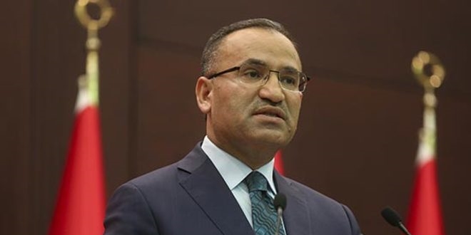Bozdağ: Apoleti FETÖ'ye, Apo'ya mı takacaksın