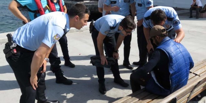 Polisin merdiven ve iple kurtarmaya çalıştığı kişi deniz polisinin gelmesiyle kurtarıldı