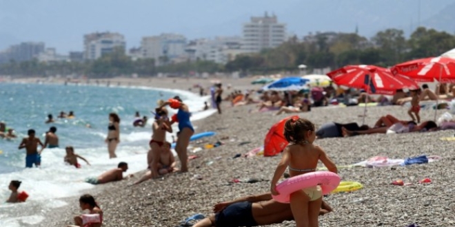 Meteoroloji uyardı Antalyalılar sahillere akın etti