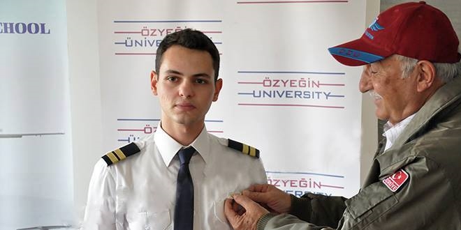 Eğitimini tamamlayan pilotlara törenle bröveleri takıldı