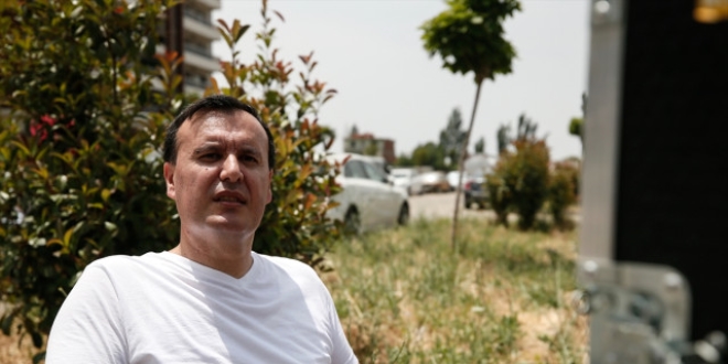 Mesaide katip, sette yönetmen koltuğunda