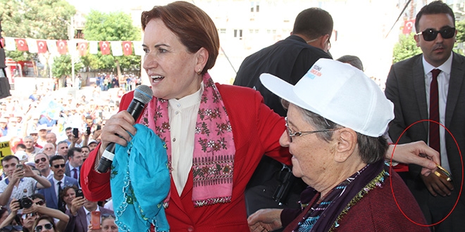 Kefen parasıyla yaptığı bileziği Akşener'e taktı