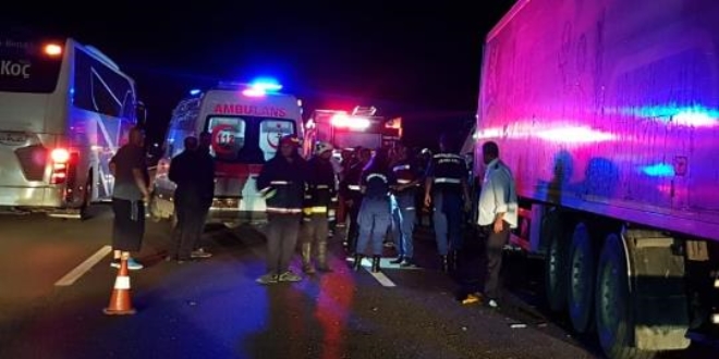 Otobanda arıza yapan yolcu otobüsüne tır arkadan çarptı: 2 ölü