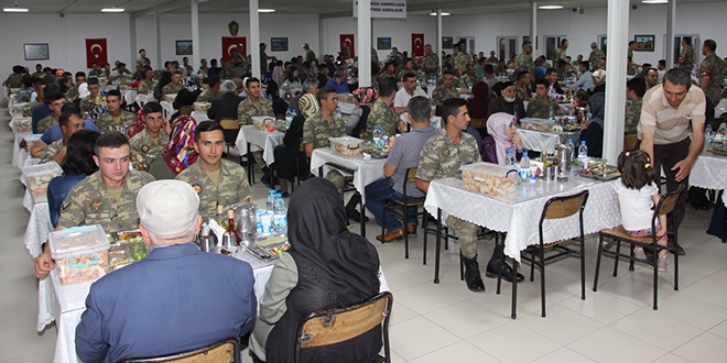 Şehit aileleri Mehmetçikle aynı karavanayı paylaştı