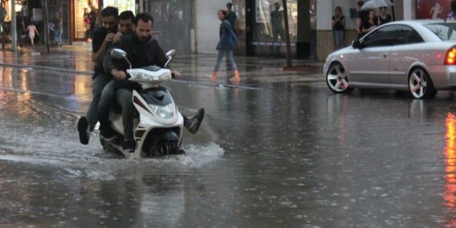 Denizli'de sağanak yağmur su baskınlarına neden oldu