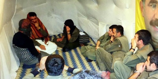 Teröristler sığınakta kadın kıyafetiyle tiyatro oynamış