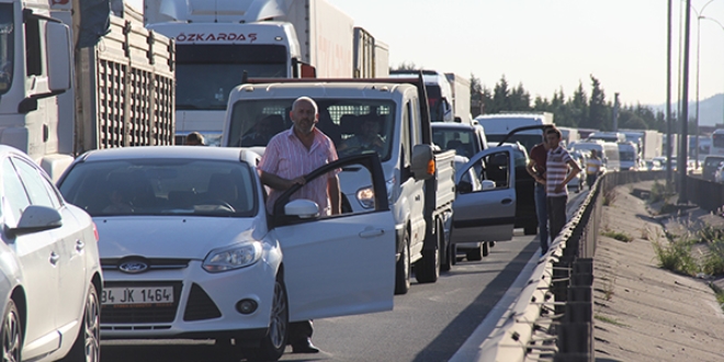 5 araç birbirine girdi, 10 kilometre kuyruk oluştu
