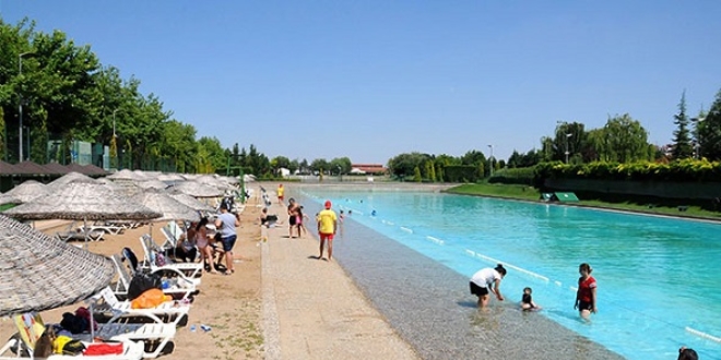 Eskişehir'de yapay plaj sezonu açıldı