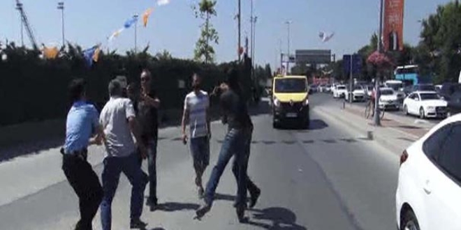 Faytoncular hayvanseverlere saldırdı; polis havaya ateş açtı