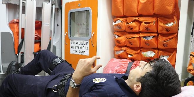Alkollü sürücü nöbet kulübesine çarptı: 1 polis yaralı