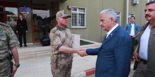 Başbakan Yıldırım Mehmetçikle bayramlaştı