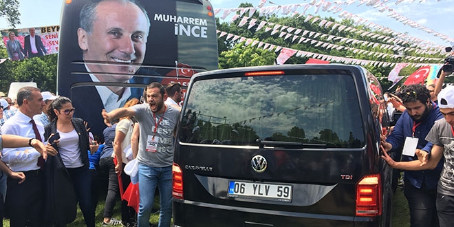 Muharrem İnce'nin otobüsü çamura saplandı