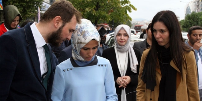Emine ve Sümeyye Erdoğan'dan mezarlık ziyareti