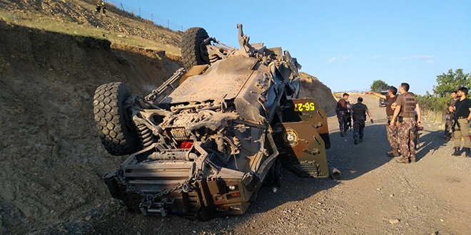 Siirt'te özel harekat aracı devrildi: 2 yaralı