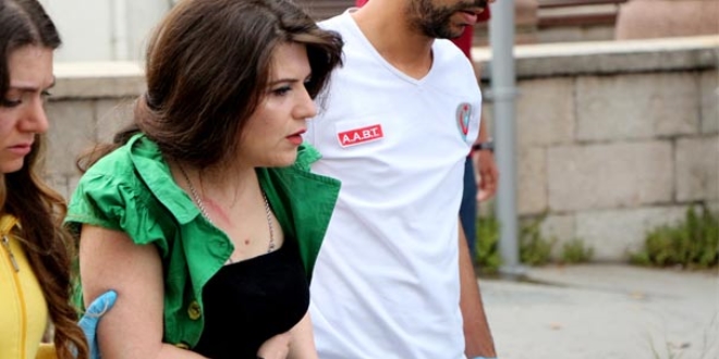 İki otomobil kafa kafaya çarpıştı, sürücü kaçtı