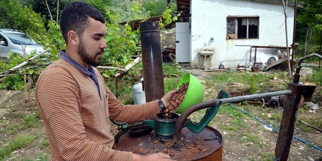 Varilden 'reaktör' ile odun sirkesi ve kömür üretiyor