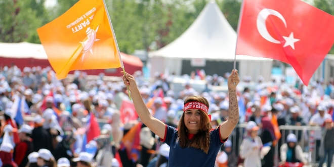 AK Parti mitingi için vatandaşlar alana gelmeye başladı