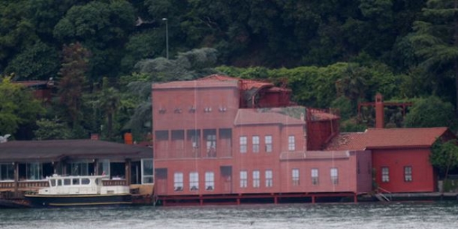 Geminin çarptığı yalıya fotoğraflı kamuflaj